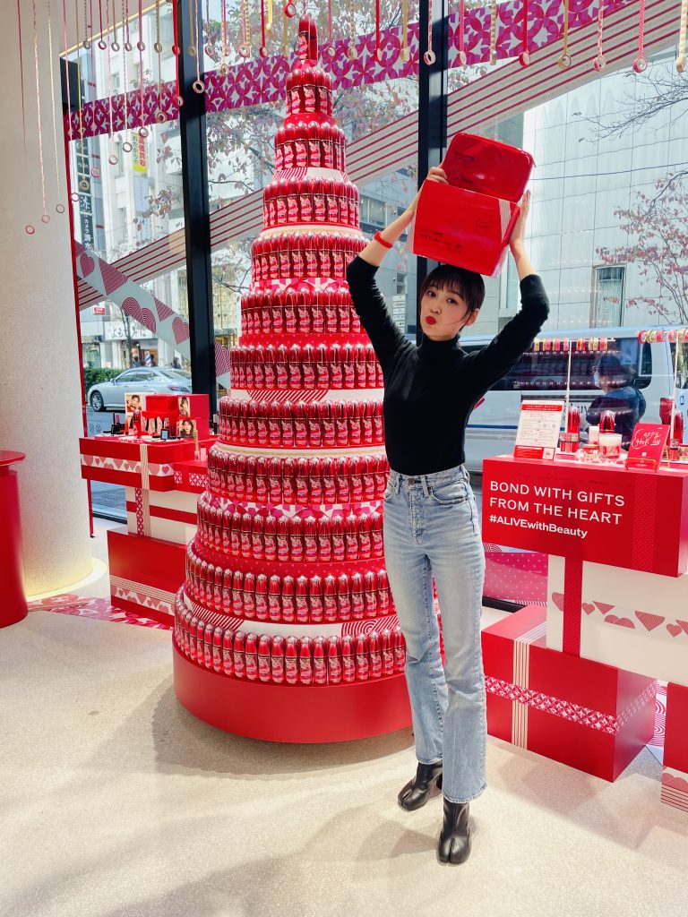 伏屋璃乃  現在、SHISEIDO GLOBAL FLAGSHIP STORE（東京都中央区銀座3丁目3番13号）にて、クリスマスコフレ　モデルとして、店内掲載されております。